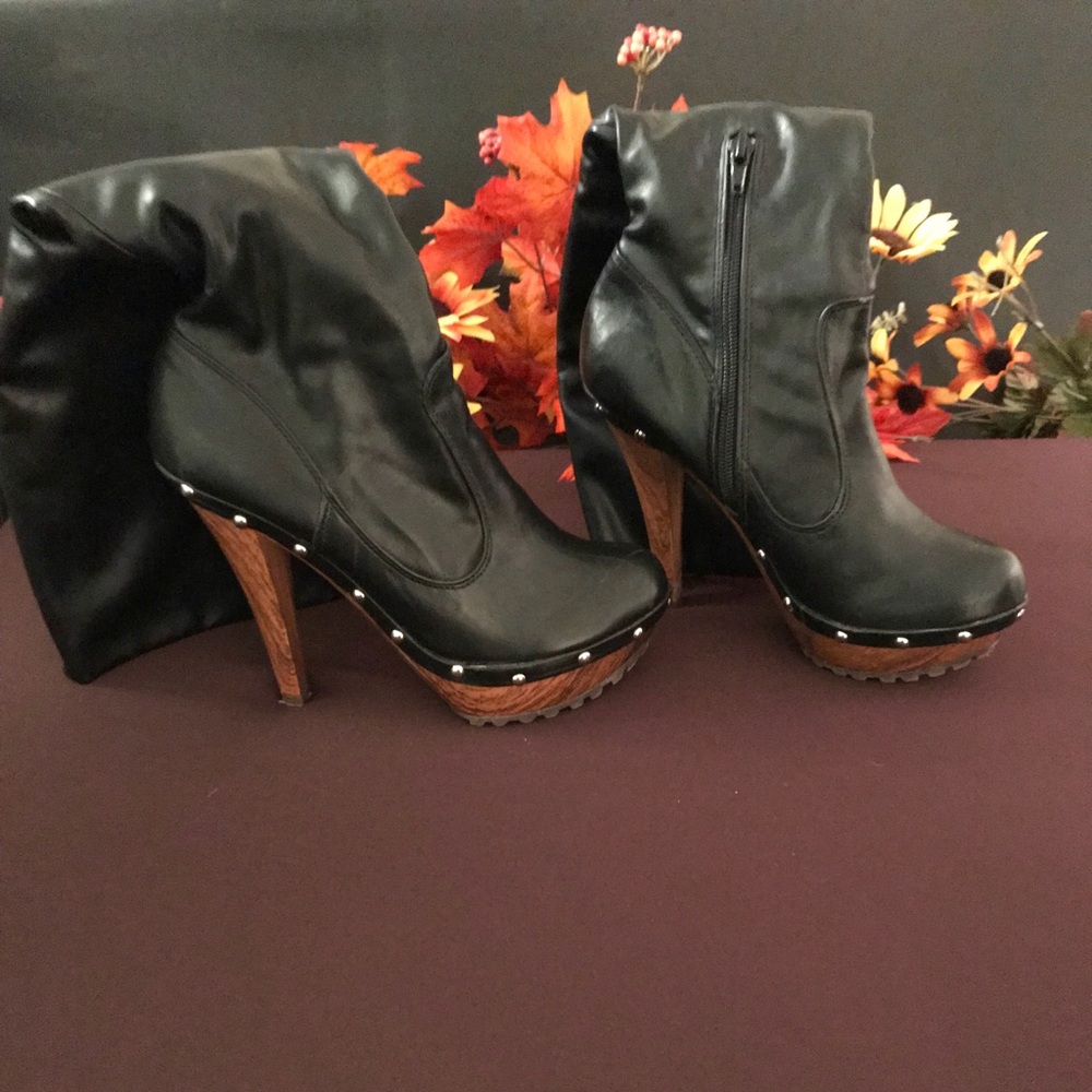 Woman black boots.